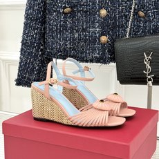 Valentino/华伦天奴26WF新品 露趾爱心编织底坡跟凉鞋 爱心露趾甜到心巴 编织坡跟厚底超显高 软弹脚感暴走也不 Valentino/华伦天奴26WF新品 露趾爱心编织底坡跟凉鞋 爱心露趾甜到心巴 编织坡跟厚底超显高 软弹脚感暴走也不