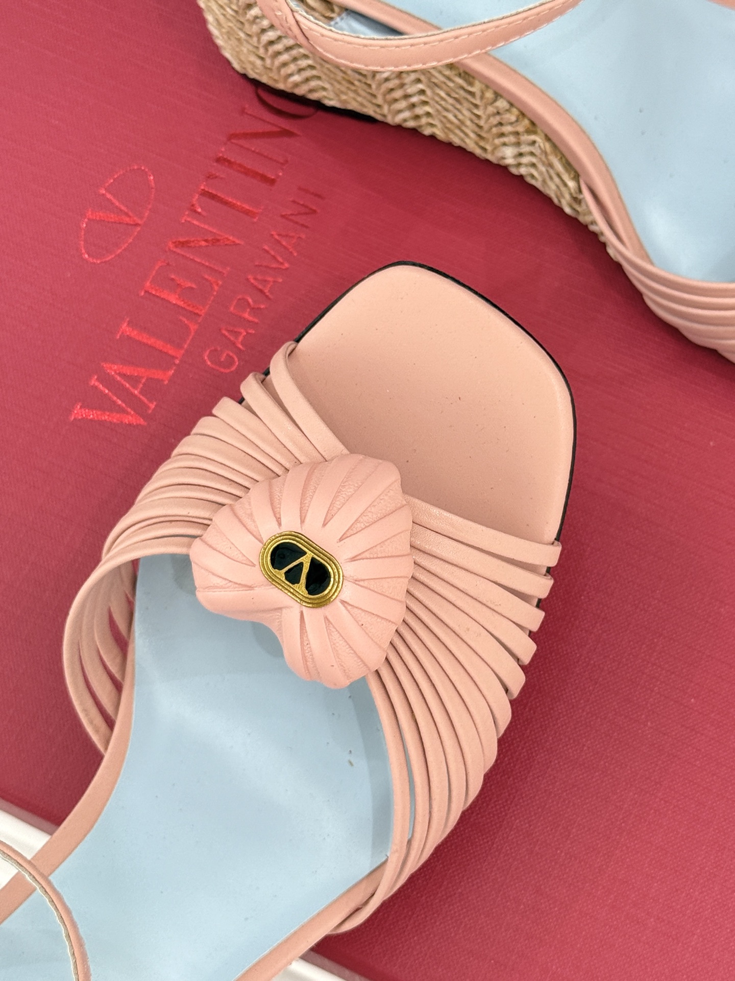 Valentino/华伦天奴26WF新品 露趾爱心编织底坡跟凉鞋 爱心露趾甜到心巴 编织坡跟厚底超显高 软弹脚感暴走也不 Valentino/华伦天奴26WF新品 露趾爱心编织底坡跟凉鞋 爱心露趾甜到心巴 编织坡跟厚底超显高 软弹脚感暴走也不