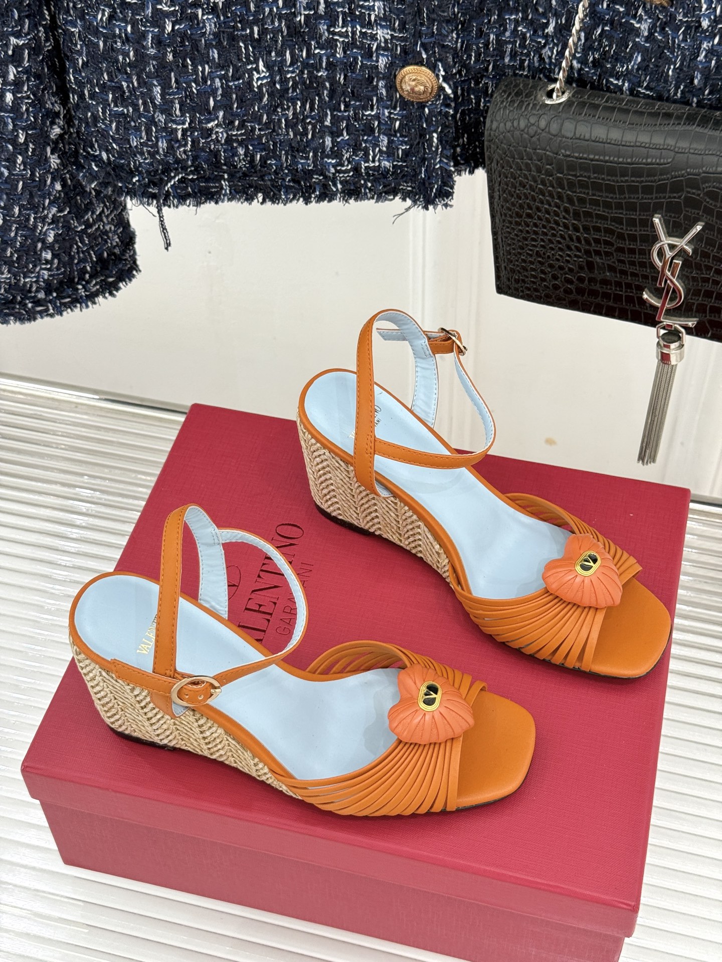 Valentino/华伦天奴26WF新品 露趾爱心编织底坡跟凉鞋 爱心露趾甜到心巴 编织坡跟厚底超显高 软弹脚感暴走也不 Valentino/华伦天奴26WF新品 露趾爱心编织底坡跟凉鞋 爱心露趾甜到心巴 编织坡跟厚底超显高 软弹脚感暴走也不