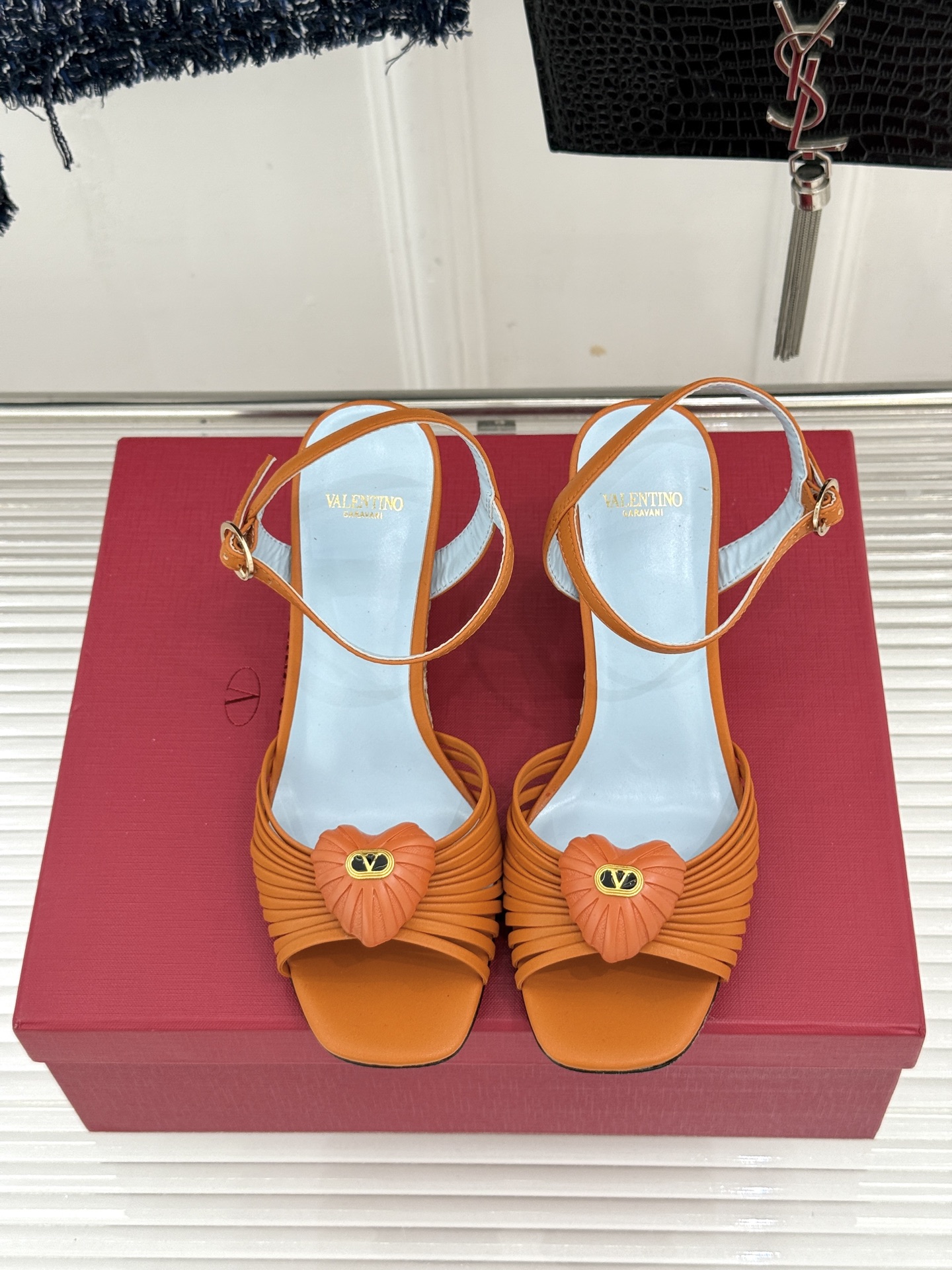 Valentino/华伦天奴26WF新品 露趾爱心编织底坡跟凉鞋 爱心露趾甜到心巴 编织坡跟厚底超显高 软弹脚感暴走也不 Valentino/华伦天奴26WF新品 露趾爱心编织底坡跟凉鞋 爱心露趾甜到心巴 编织坡跟厚底超显高 软弹脚感暴走也不