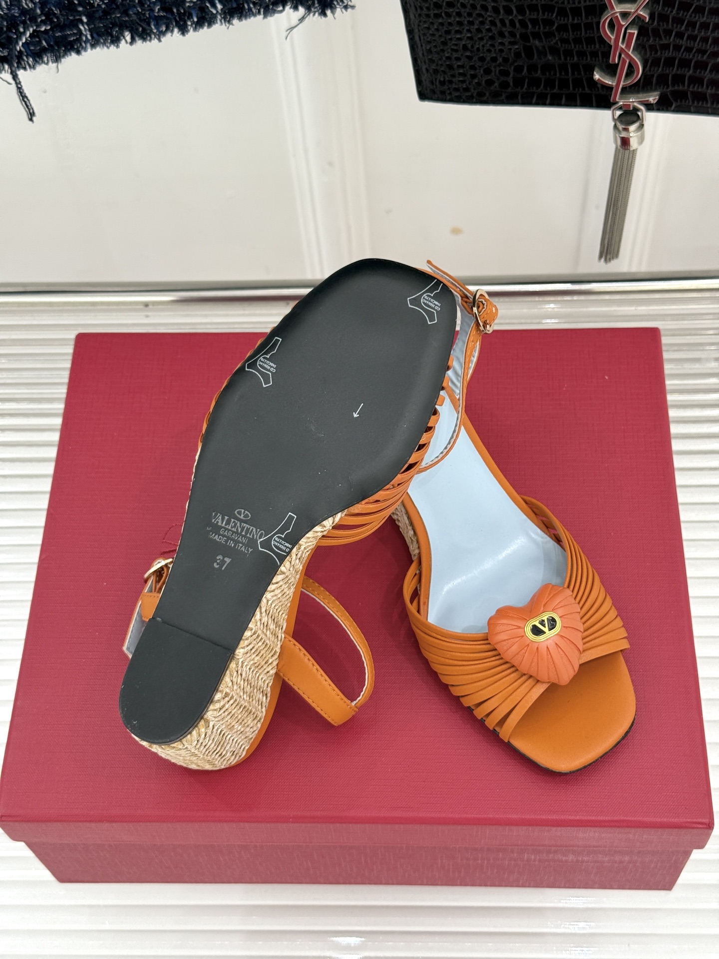 Valentino/华伦天奴26WF新品 露趾爱心编织底坡跟凉鞋 爱心露趾甜到心巴 编织坡跟厚底超显高 软弹脚感暴走也不 Valentino/华伦天奴26WF新品 露趾爱心编织底坡跟凉鞋 爱心露趾甜到心巴 编织坡跟厚底超显高 软弹脚感暴走也不
