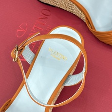 Valentino/华伦天奴26WF新品 露趾爱心编织底坡跟凉鞋 爱心露趾甜到心巴 编织坡跟厚底超显高 软弹脚感暴走也不 Valentino/华伦天奴26WF新品 露趾爱心编织底坡跟凉鞋 爱心露趾甜到心巴 编织坡跟厚底超显高 软弹脚感暴走也不
