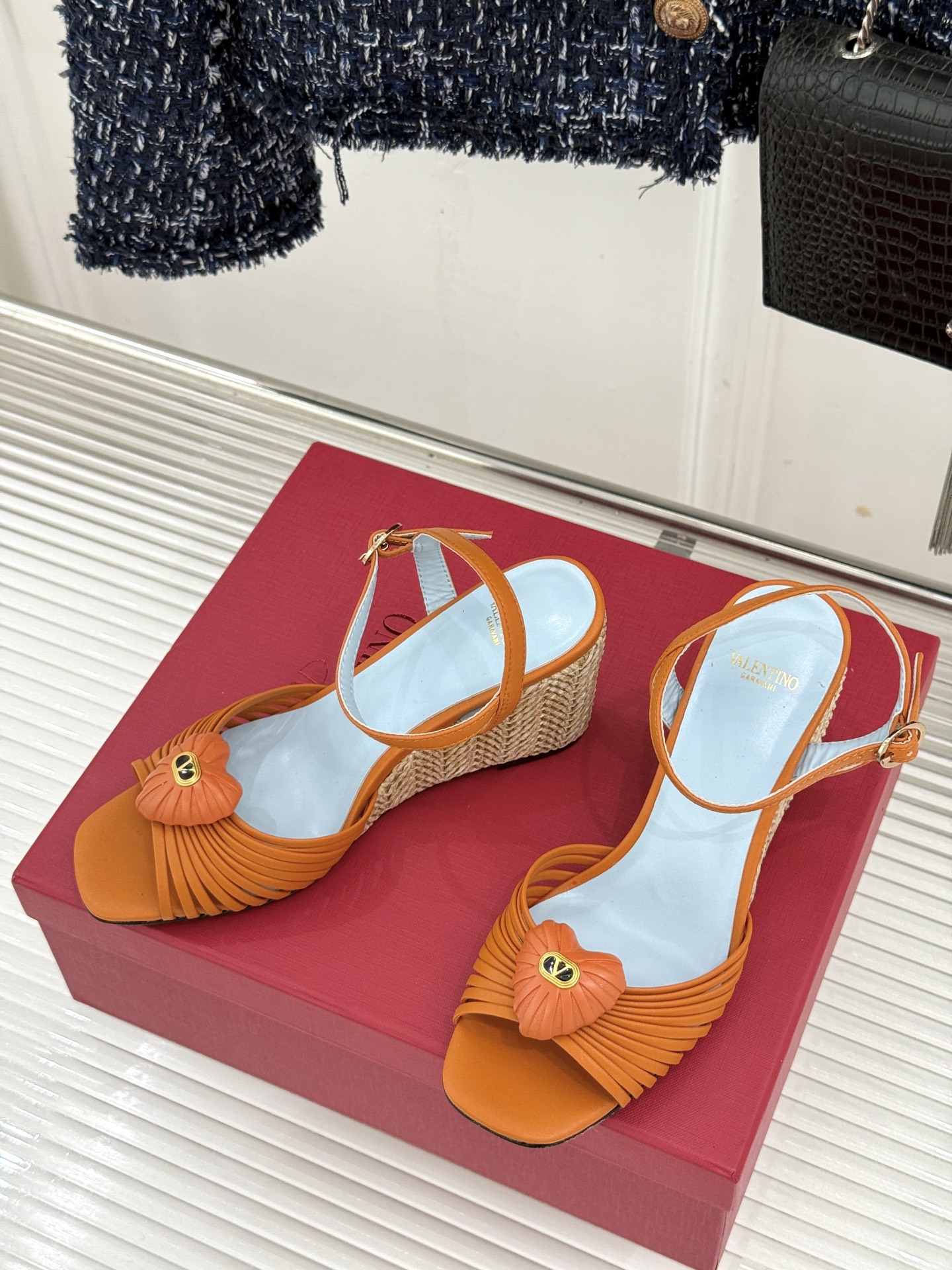 Valentino/华伦天奴26WF新品 露趾爱心编织底坡跟凉鞋 爱心露趾甜到心巴 编织坡跟厚底超显高 软弹脚感暴走也不 Valentino/华伦天奴26WF新品 露趾爱心编织底坡跟凉鞋 爱心露趾甜到心巴 编织坡跟厚底超显高 软弹脚感暴走也不