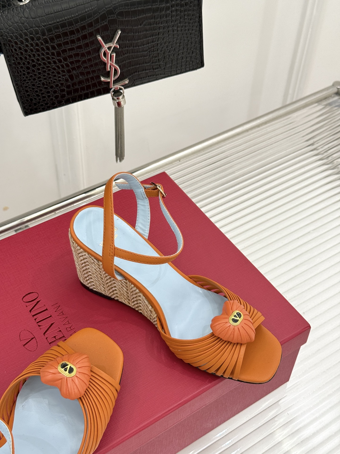Valentino/华伦天奴26WF新品 露趾爱心编织底坡跟凉鞋 爱心露趾甜到心巴 编织坡跟厚底超显高 软弹脚感暴走也不 Valentino/华伦天奴26WF新品 露趾爱心编织底坡跟凉鞋 爱心露趾甜到心巴 编织坡跟厚底超显高 软弹脚感暴走也不