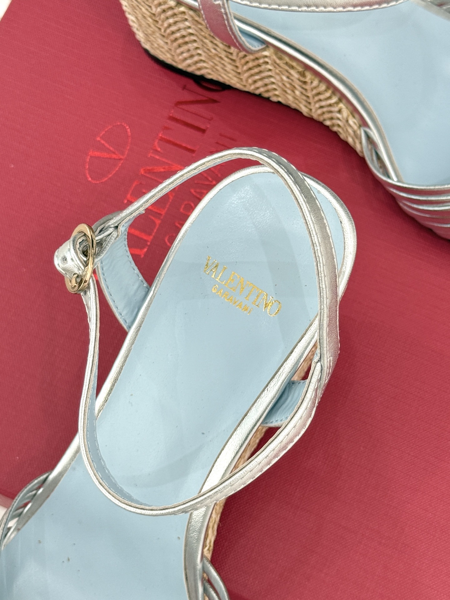 Valentino/华伦天奴26WF新品 露趾爱心编织底坡跟凉鞋 爱心露趾甜到心巴 编织坡跟厚底超显高 软弹脚感暴走也不