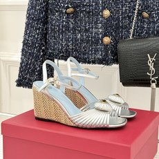 Valentino/华伦天奴26WF新品 露趾爱心编织底坡跟凉鞋 爱心露趾甜到心巴 编织坡跟厚底超显高 软弹脚感暴走也不 Valentino/华伦天奴26WF新品 露趾爱心编织底坡跟凉鞋 爱心露趾甜到心巴 编织坡跟厚底超显高 软弹脚感暴走也不