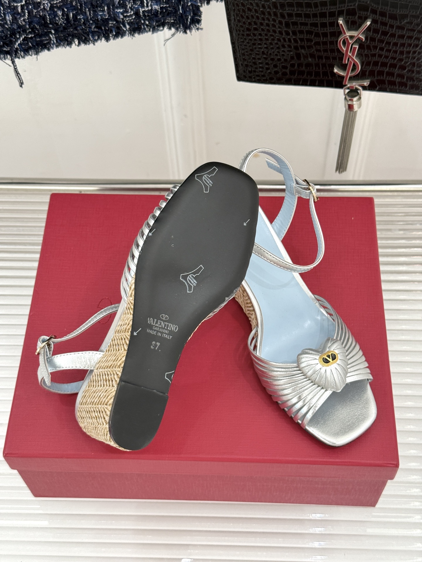 Valentino/华伦天奴26WF新品 露趾爱心编织底坡跟凉鞋 爱心露趾甜到心巴 编织坡跟厚底超显高 软弹脚感暴走也不