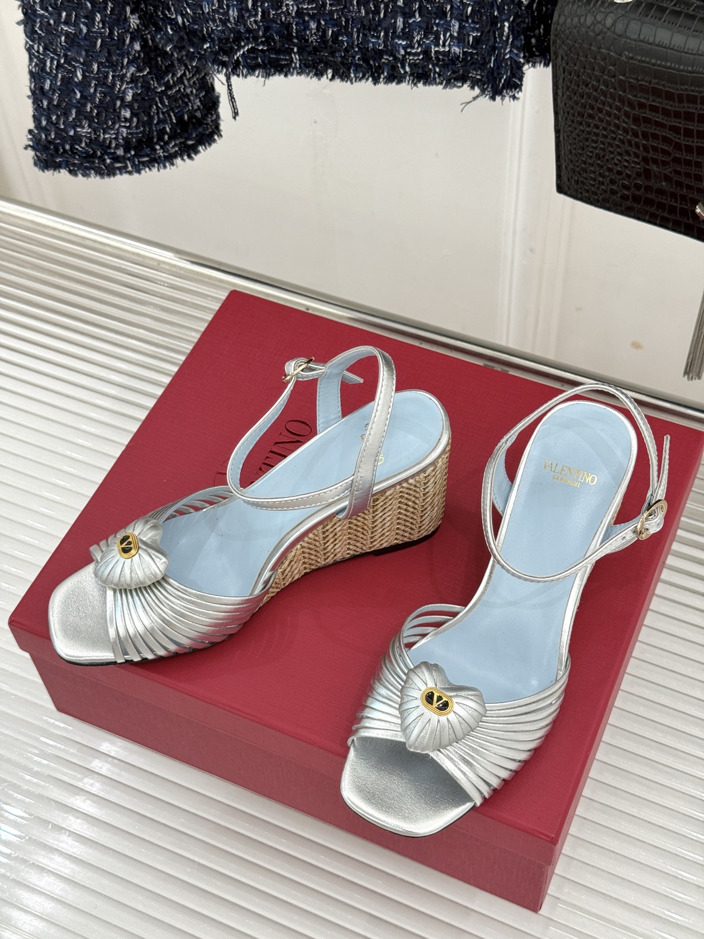 Valentino/华伦天奴26WF新品 露趾爱心编织底坡跟凉鞋 爱心露趾甜到心巴 编织坡跟厚底超显高 软弹脚感暴走也不