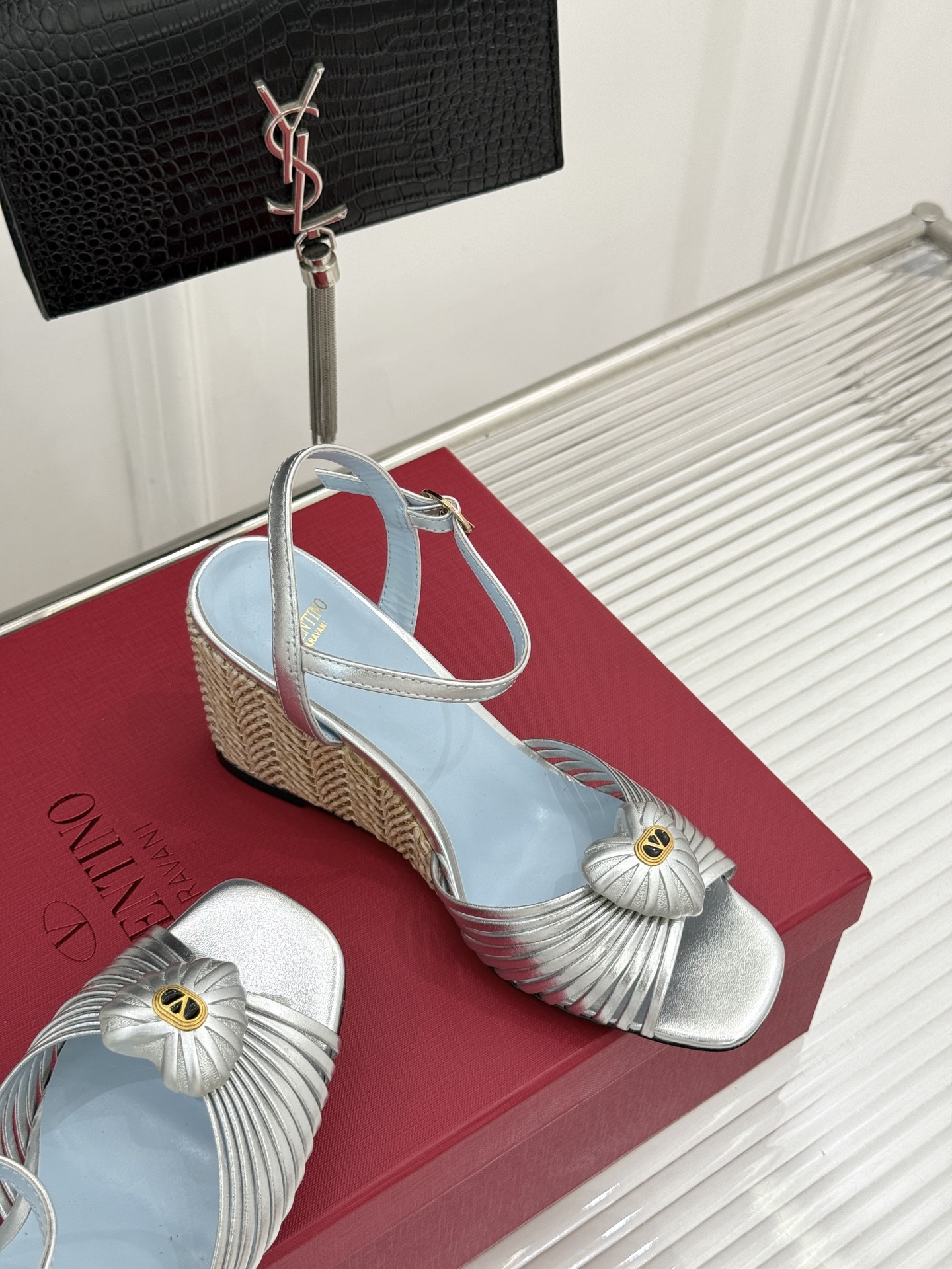 Valentino/华伦天奴26WF新品 露趾爱心编织底坡跟凉鞋 爱心露趾甜到心巴 编织坡跟厚底超显高 软弹脚感暴走也不