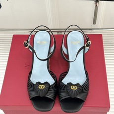 Valentino/华伦天奴26WF新品 露趾爱心编织底坡跟凉鞋 爱心露趾甜到心巴 编织坡跟厚底超显高 软弹脚感暴走也不 Valentino/华伦天奴26WF新品 露趾爱心编织底坡跟凉鞋 爱心露趾甜到心巴 编织坡跟厚底超显高 软弹脚感暴走也不