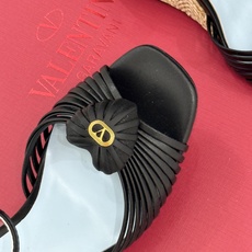 Valentino/华伦天奴26WF新品 露趾爱心编织底坡跟凉鞋 爱心露趾甜到心巴 编织坡跟厚底超显高 软弹脚感暴走也不 Valentino/华伦天奴26WF新品 露趾爱心编织底坡跟凉鞋 爱心露趾甜到心巴 编织坡跟厚底超显高 软弹脚感暴走也不