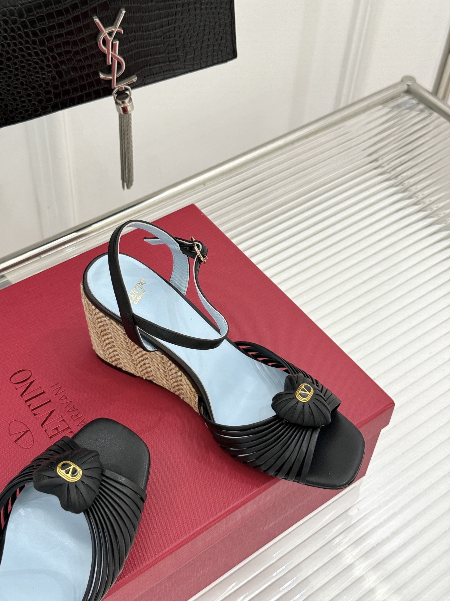 Valentino/华伦天奴26WF新品 露趾爱心编织底坡跟凉鞋 爱心露趾甜到心巴 编织坡跟厚底超显高 软弹脚感暴走也不 Valentino/华伦天奴26WF新品 露趾爱心编织底坡跟凉鞋 爱心露趾甜到心巴 编织坡跟厚底超显高 软弹脚感暴走也不