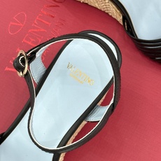 Valentino/华伦天奴26WF新品 露趾爱心编织底坡跟凉鞋 爱心露趾甜到心巴 编织坡跟厚底超显高 软弹脚感暴走也不 Valentino/华伦天奴26WF新品 露趾爱心编织底坡跟凉鞋 爱心露趾甜到心巴 编织坡跟厚底超显高 软弹脚感暴走也不