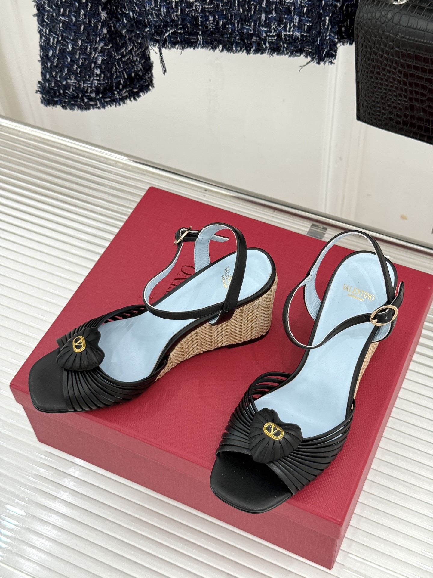 Valentino/华伦天奴26WF新品 露趾爱心编织底坡跟凉鞋 爱心露趾甜到心巴 编织坡跟厚底超显高 软弹脚感暴走也不 Valentino/华伦天奴26WF新品 露趾爱心编织底坡跟凉鞋 爱心露趾甜到心巴 编织坡跟厚底超显高 软弹脚感暴走也不