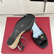 Valentino/华伦天奴26WF新品 露趾爱心编织底坡跟凉鞋 爱心露趾甜到心巴 编织坡跟厚底超显高 软弹脚感暴走也不 Valentino/华伦天奴26WF新品 露趾爱心编织底坡跟凉鞋 爱心露趾甜到心巴 编织坡跟厚底超显高 软弹脚感暴走也不