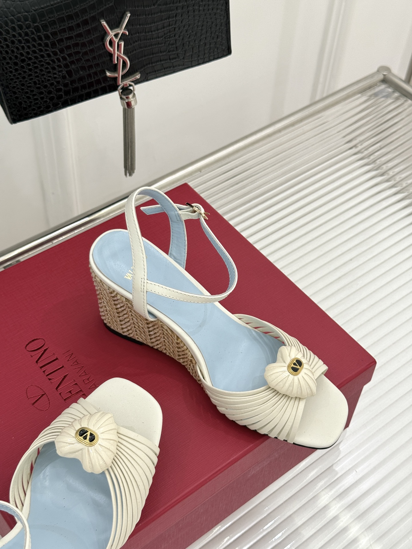 Valentino/华伦天奴26WF新品 露趾爱心编织底坡跟凉鞋 爱心露趾甜到心巴 编织坡跟厚底超显高 软弹脚感暴走也不
