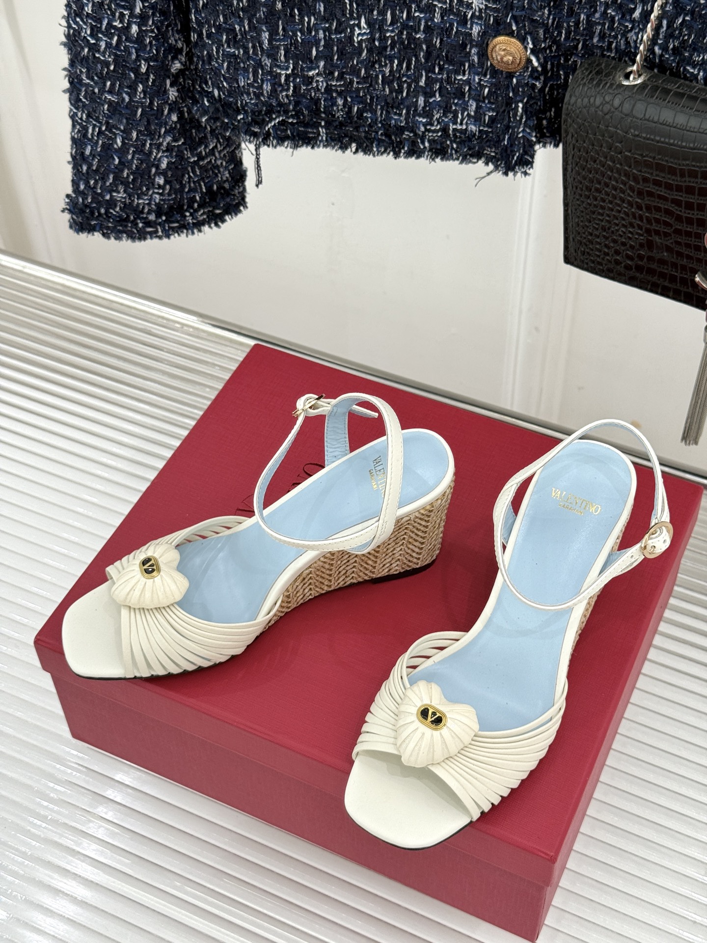 Valentino/华伦天奴26WF新品 露趾爱心编织底坡跟凉鞋 爱心露趾甜到心巴 编织坡跟厚底超显高 软弹脚感暴走也不