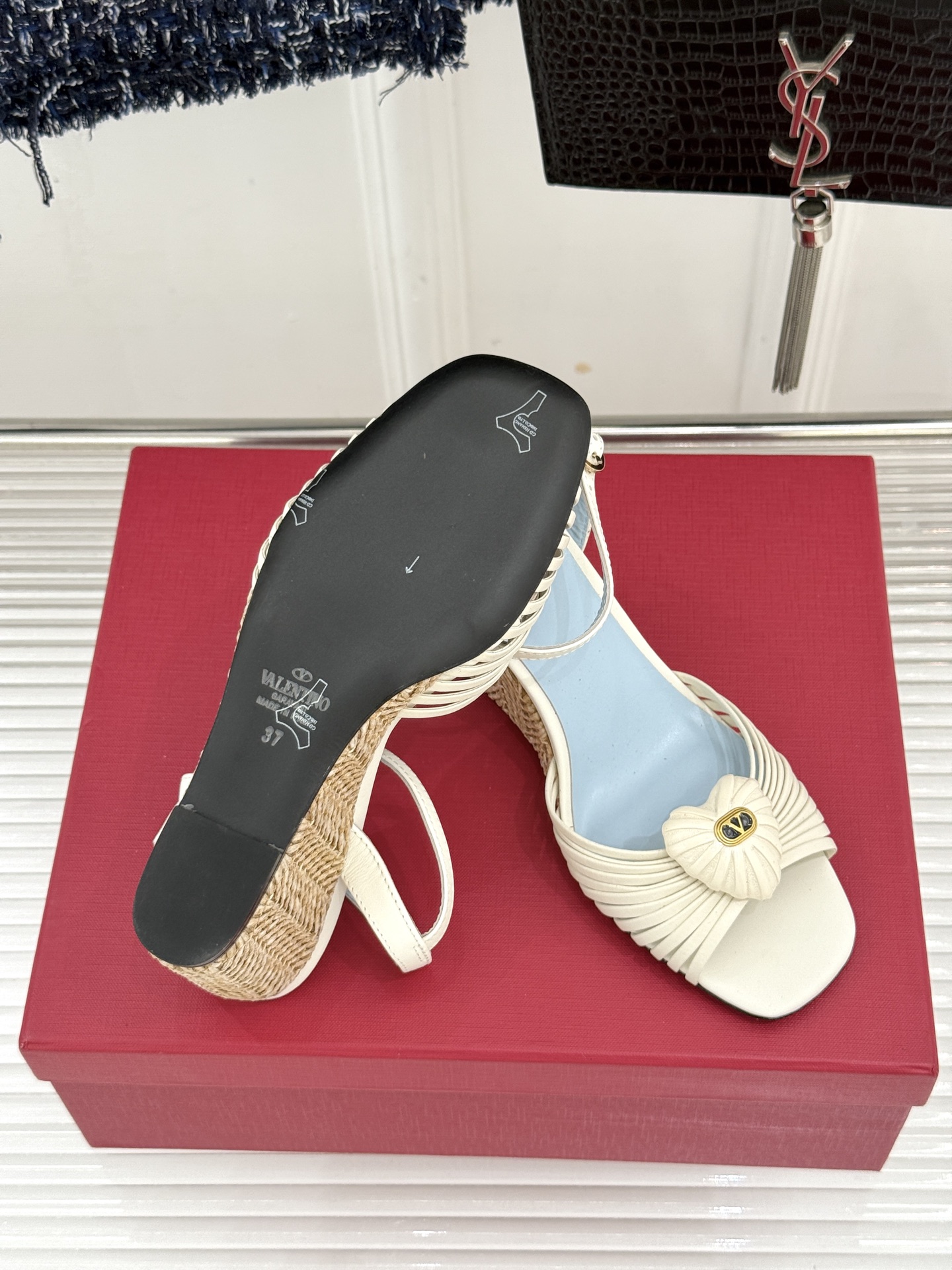 Valentino/华伦天奴26WF新品 露趾爱心编织底坡跟凉鞋 爱心露趾甜到心巴 编织坡跟厚底超显高 软弹脚感暴走也不