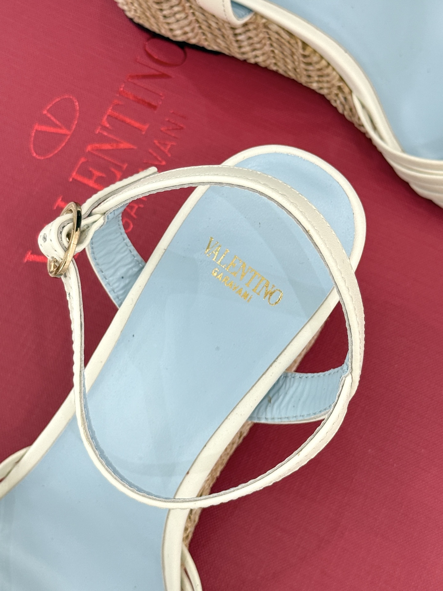 Valentino/华伦天奴26WF新品 露趾爱心编织底坡跟凉鞋 爱心露趾甜到心巴 编织坡跟厚底超显高 软弹脚感暴走也不