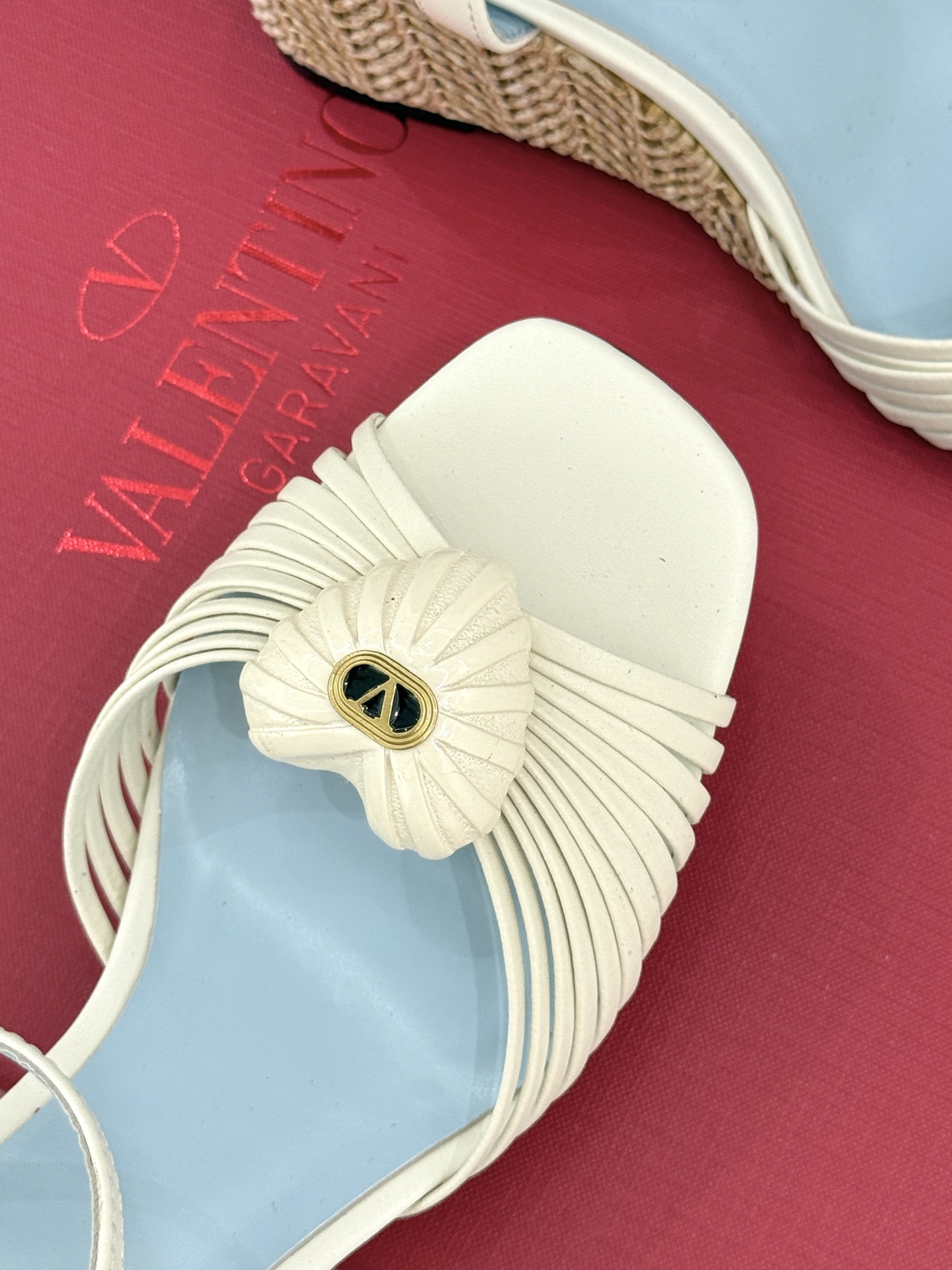Valentino/华伦天奴26WF新品 露趾爱心编织底坡跟凉鞋 爱心露趾甜到心巴 编织坡跟厚底超显高 软弹脚感暴走也不