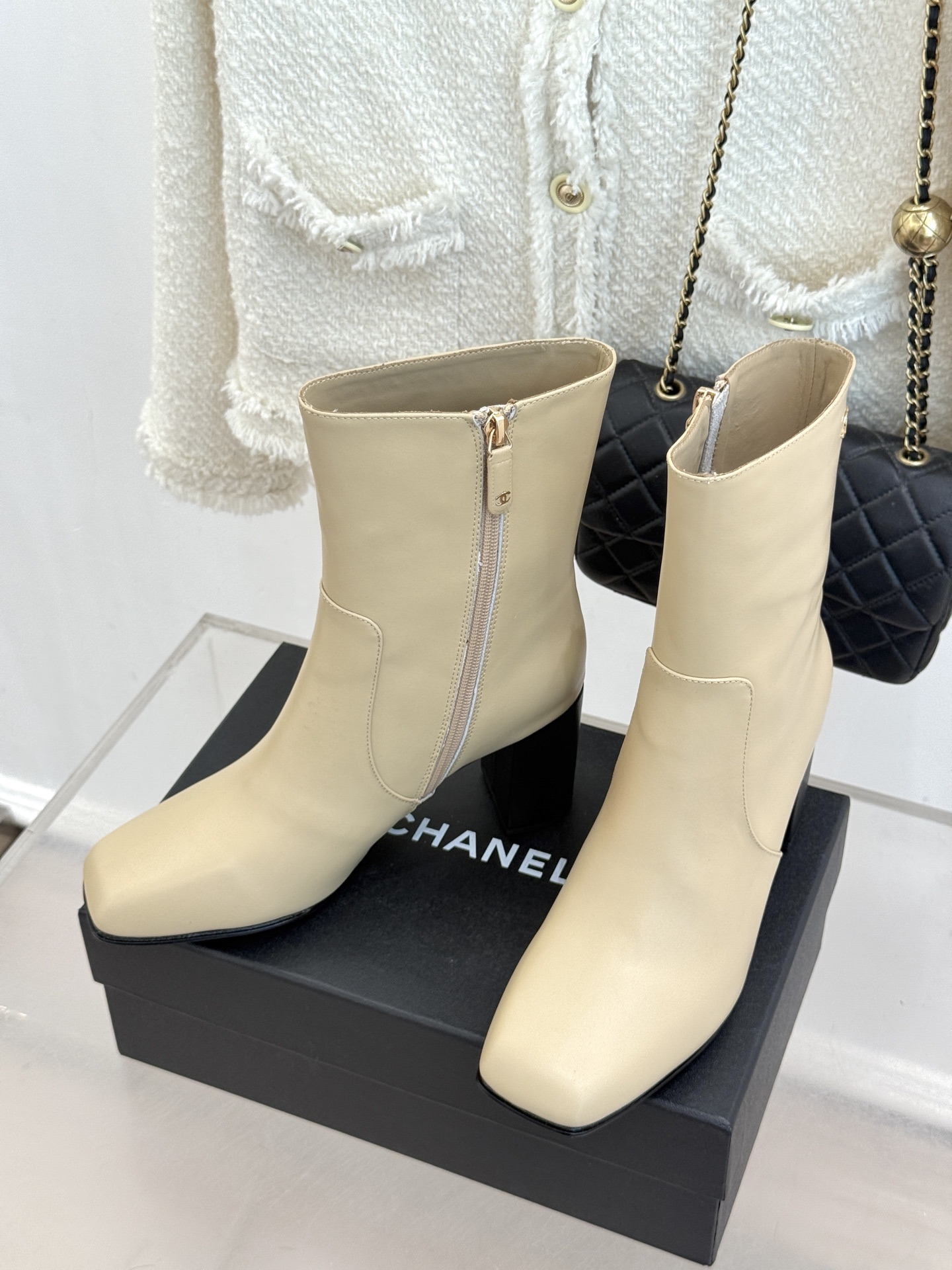 CHANE*｜小香26B新品极简 方头侧拉链粗跟短靴 极简方头勾勒利落线条 高筒靴型修饰腿型比例 粗跟稳当悄悄拔高身形 