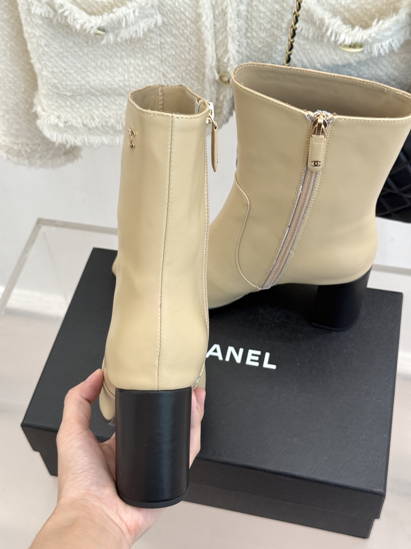 CHANE*｜小香26B新品极简 方头侧拉链粗跟短靴 极简方头勾勒利落线条 高筒靴型修饰腿型比例 粗跟稳当悄悄拔高身形 