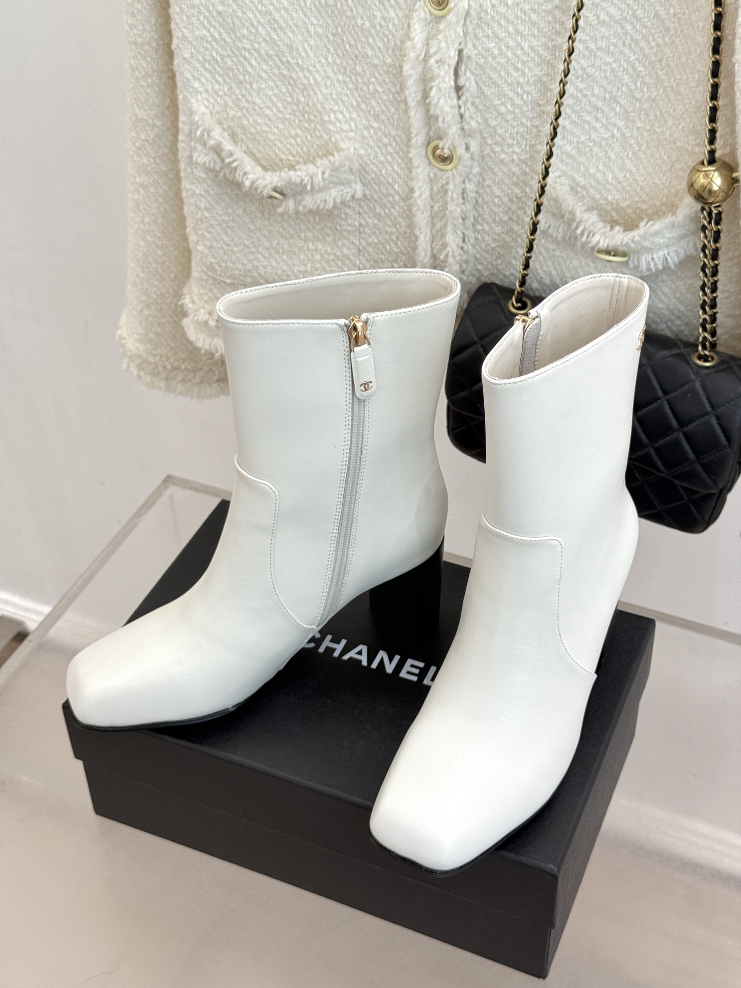 CHANE*｜小香26B新品极简 方头侧拉链粗跟短靴 极简方头勾勒利落线条 高筒靴型修饰腿型比例 粗跟稳当悄悄拔高身形 