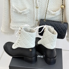 CHANE*|小香26A秋冬新品 双C菱格粗跟马丁靴短靴 香奈儿菱格马丁靴封神 双C徽标高级感拉满 菱格纹路复刻经典调性 CHANE*|小香26A秋冬新品 双C菱格粗跟马丁靴短靴 香奈儿菱格马丁靴封神 双C徽标高级感拉满 菱格纹路复刻经典调性
