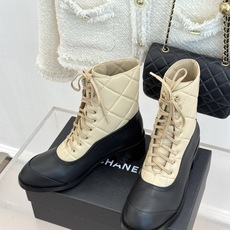 CHANE*|小香26A秋冬新品 双C菱格粗跟马丁靴短靴 香奈儿菱格马丁靴封神 双C徽标高级感拉满 菱格纹路复刻经典调性 CHANE*|小香26A秋冬新品 双C菱格粗跟马丁靴短靴 香奈儿菱格马丁靴封神 双C徽标高级感拉满 菱格纹路复刻经典调性