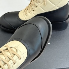CHANE*|小香26A秋冬新品 双C菱格粗跟马丁靴短靴 香奈儿菱格马丁靴封神 双C徽标高级感拉满 菱格纹路复刻经典调性 CHANE*|小香26A秋冬新品 双C菱格粗跟马丁靴短靴 香奈儿菱格马丁靴封神 双C徽标高级感拉满 菱格纹路复刻经典调性