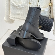 CHANE*|小香26A秋冬新品 双C菱格粗跟马丁靴短靴 香奈儿菱格马丁靴封神 双C徽标高级感拉满 菱格纹路复刻经典调性 CHANE*|小香26A秋冬新品 双C菱格粗跟马丁靴短靴 香奈儿菱格马丁靴封神 双C徽标高级感拉满 菱格纹路复刻经典调性