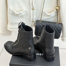 CHANE*|小香26A秋冬新品 双C菱格粗跟马丁靴短靴 香奈儿菱格马丁靴封神 双C徽标高级感拉满 菱格纹路复刻经典调性 CHANE*|小香26A秋冬新品 双C菱格粗跟马丁靴短靴 香奈儿菱格马丁靴封神 双C徽标高级感拉满 菱格纹路复刻经典调性