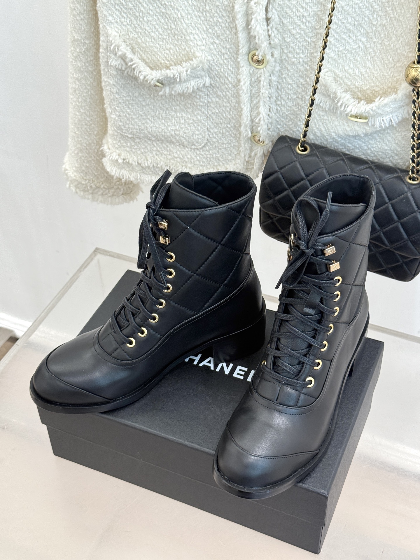 CHANE*|小香26A秋冬新品 双C菱格粗跟马丁靴短靴 香奈儿菱格马丁靴封神 双C徽标高级感拉满 菱格纹路复刻经典调性 CHANE*|小香26A秋冬新品 双C菱格粗跟马丁靴短靴 香奈儿菱格马丁靴封神 双C徽标高级感拉满 菱格纹路复刻经典调性