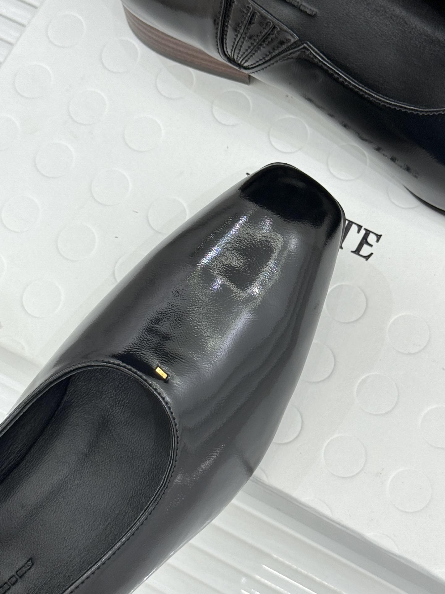 Khaite 26WF新品极简 复古粗跟皮鞋乐福鞋 极简老钱风低调显贵 皮质细腻又高级 粗跟稳当悄悄拉长腿型 小牛皮触感
