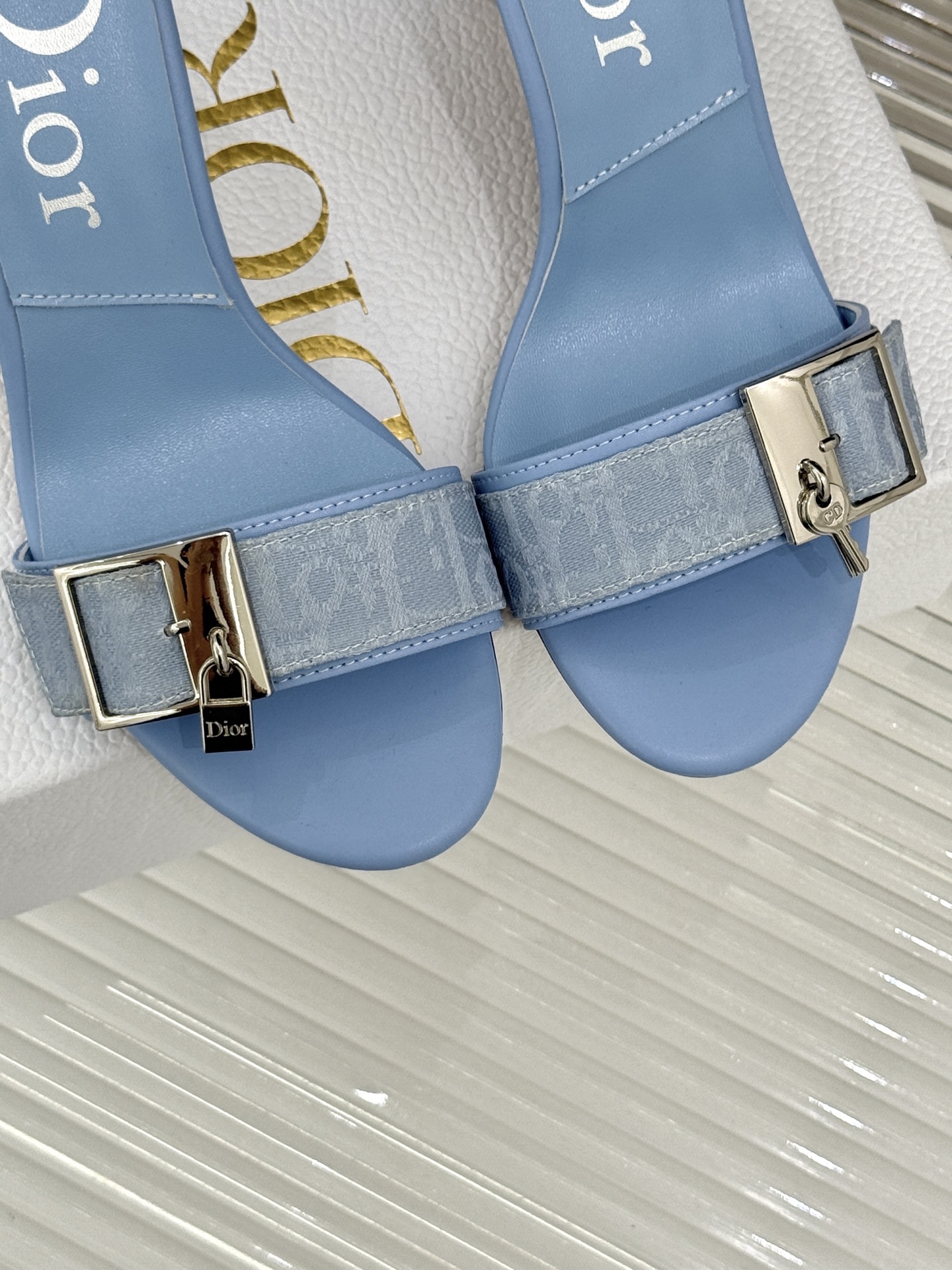 Dior/迪奥26WF新品一字带 字母织带金属扣粗跟凉鞋拖鞋 字母织带搭金属扣饰 一字带版型超显瘦 粗跟稳当又显高 拖鞋