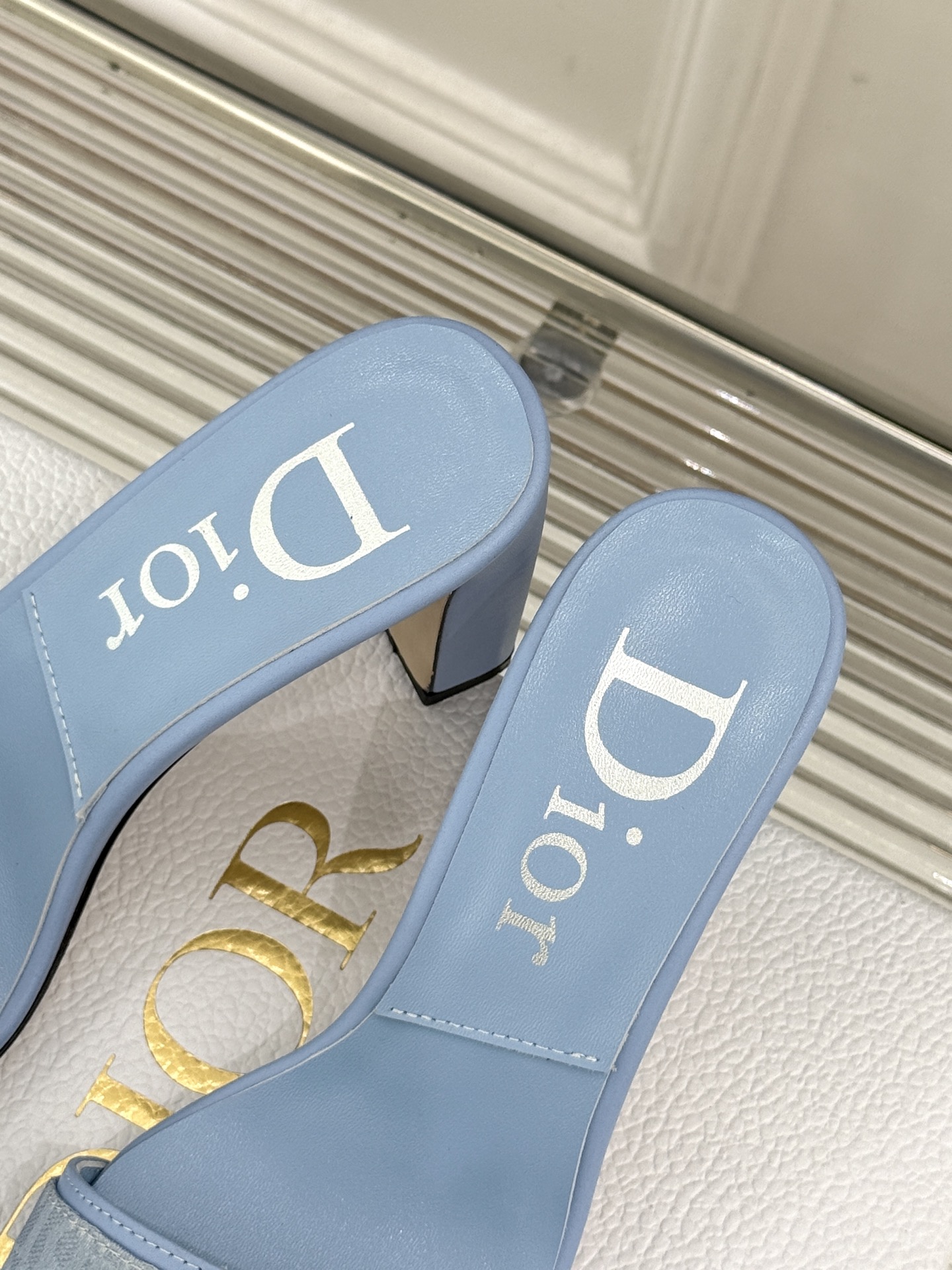 Dior/迪奥26WF新品一字带 字母织带金属扣粗跟凉鞋拖鞋 字母织带搭金属扣饰 一字带版型超显瘦 粗跟稳当又显高 拖鞋