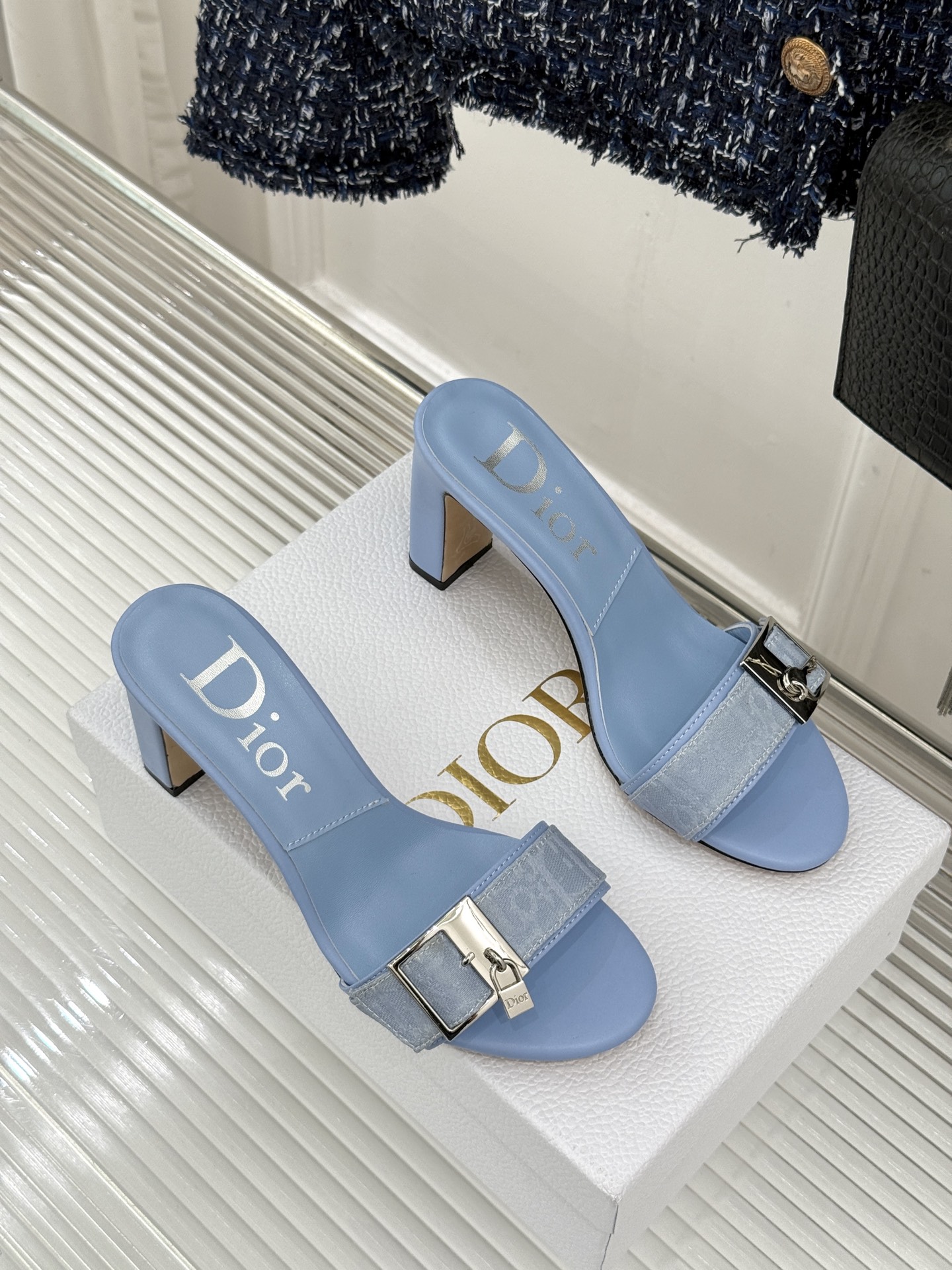 Dior/迪奥26WF新品一字带 字母织带金属扣粗跟凉鞋拖鞋 字母织带搭金属扣饰 一字带版型超显瘦 粗跟稳当又显高 拖鞋