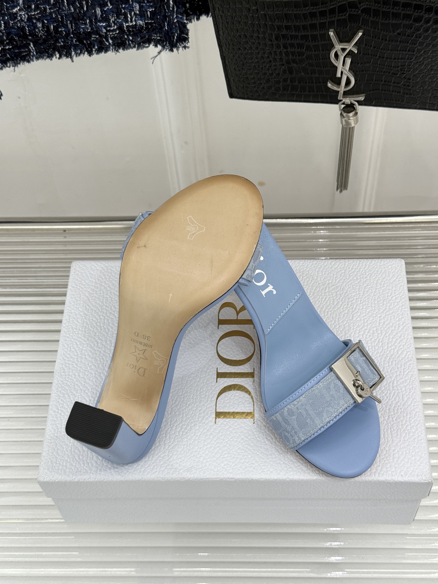 Dior/迪奥26WF新品一字带 字母织带金属扣粗跟凉鞋拖鞋 字母织带搭金属扣饰 一字带版型超显瘦 粗跟稳当又显高 拖鞋