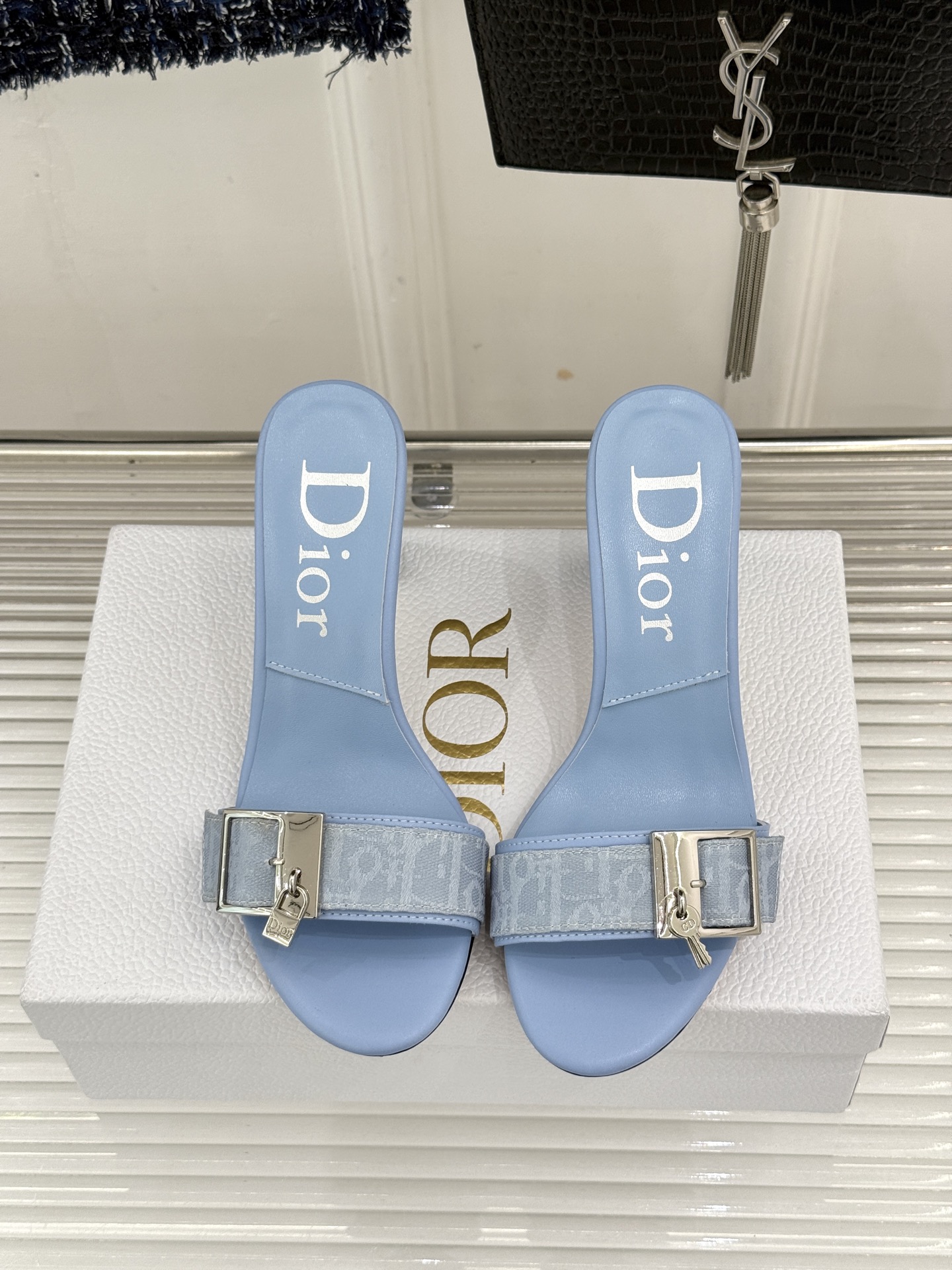 Dior/迪奥26WF新品一字带 字母织带金属扣粗跟凉鞋拖鞋 字母织带搭金属扣饰 一字带版型超显瘦 粗跟稳当又显高 拖鞋