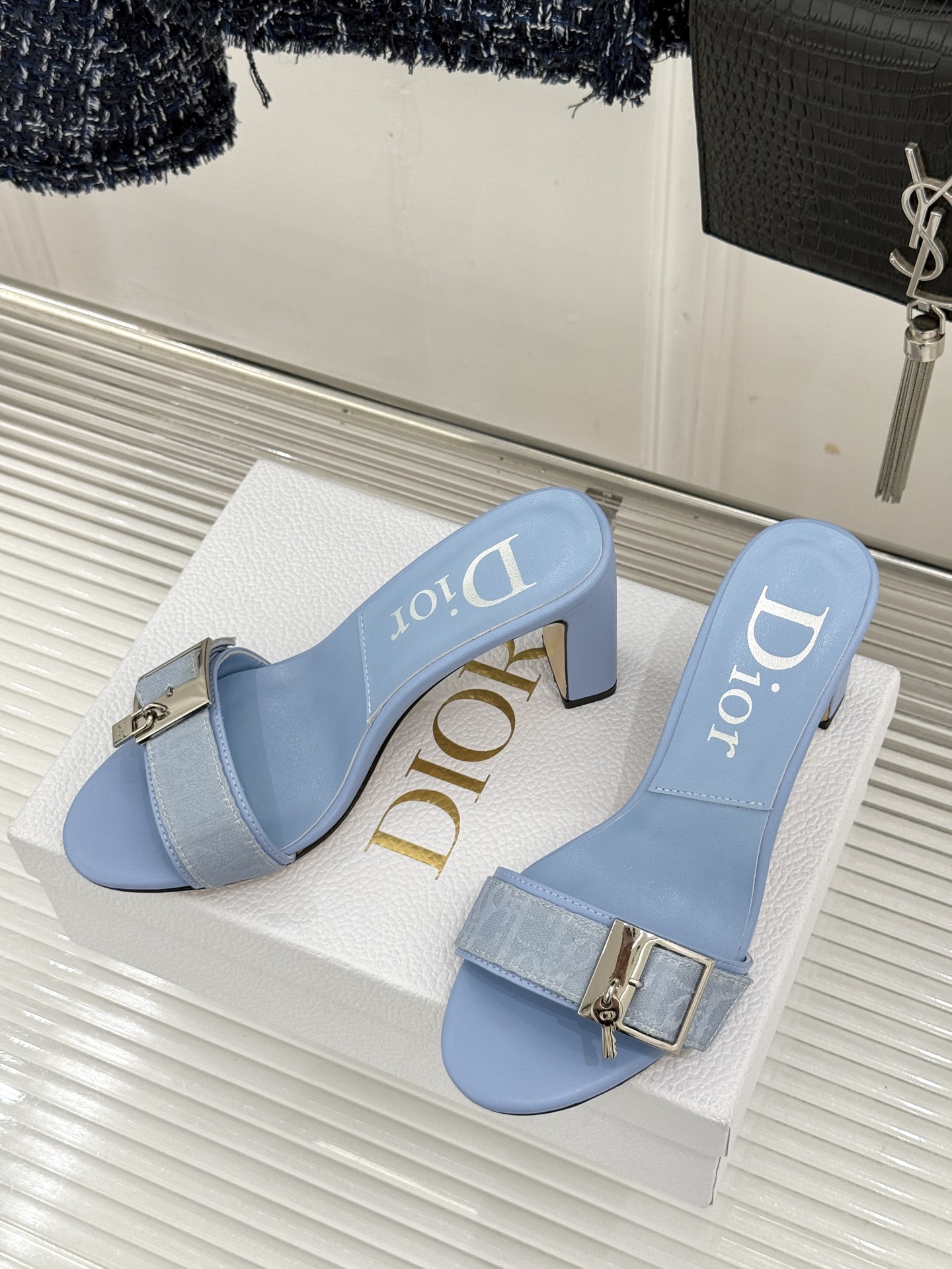 Dior/迪奥26WF新品一字带 字母织带金属扣粗跟凉鞋拖鞋 字母织带搭金属扣饰 一字带版型超显瘦 粗跟稳当又显高 拖鞋