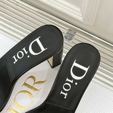Dior/迪奥26WF新品一字带 字母织带金属扣粗跟凉鞋拖鞋 字母织带搭金属扣饰 一字带版型超显瘦 粗跟稳当又显高 拖鞋 Dior/迪奥26WF新品一字带 字母织带金属扣粗跟凉鞋拖鞋 字母织带搭金属扣饰 一字带版型超显瘦 粗跟稳当又显高 拖鞋