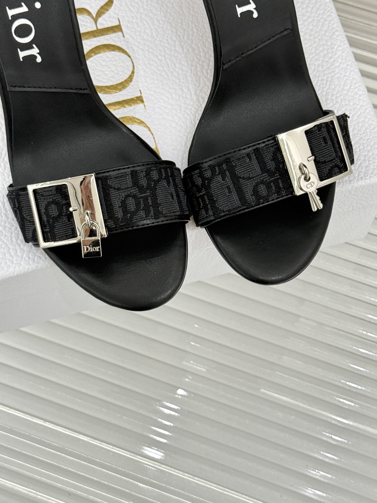Dior/迪奥26WF新品一字带 字母织带金属扣粗跟凉鞋拖鞋 字母织带搭金属扣饰 一字带版型超显瘦 粗跟稳当又显高 拖鞋 Dior/迪奥26WF新品一字带 字母织带金属扣粗跟凉鞋拖鞋 字母织带搭金属扣饰 一字带版型超显瘦 粗跟稳当又显高 拖鞋
