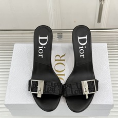 Dior/迪奥26WF新品一字带 字母织带金属扣粗跟凉鞋拖鞋 字母织带搭金属扣饰 一字带版型超显瘦 粗跟稳当又显高 拖鞋 Dior/迪奥26WF新品一字带 字母织带金属扣粗跟凉鞋拖鞋 字母织带搭金属扣饰 一字带版型超显瘦 粗跟稳当又显高 拖鞋