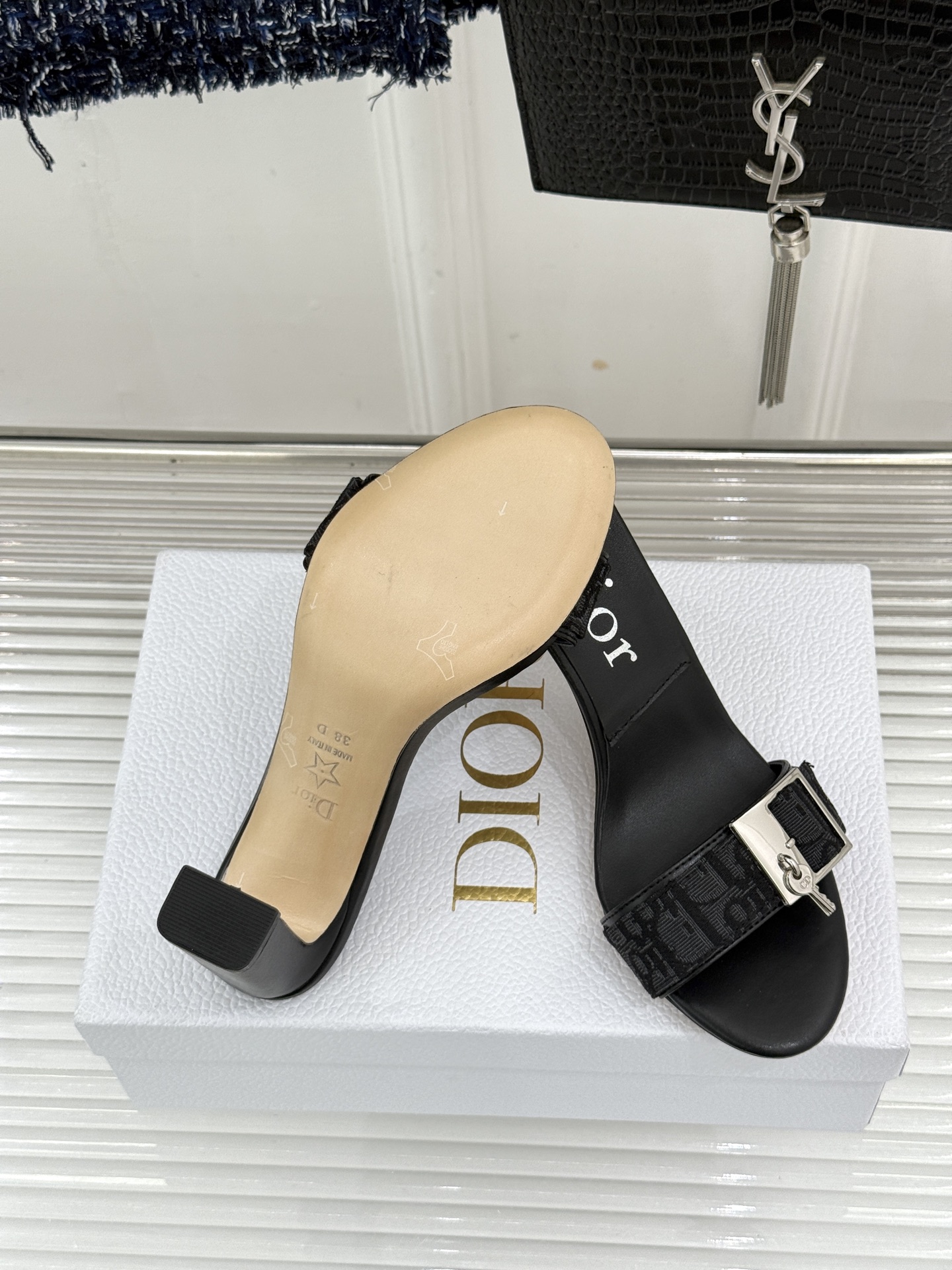 Dior/迪奥26WF新品一字带 字母织带金属扣粗跟凉鞋拖鞋 字母织带搭金属扣饰 一字带版型超显瘦 粗跟稳当又显高 拖鞋 Dior/迪奥26WF新品一字带 字母织带金属扣粗跟凉鞋拖鞋 字母织带搭金属扣饰 一字带版型超显瘦 粗跟稳当又显高 拖鞋
