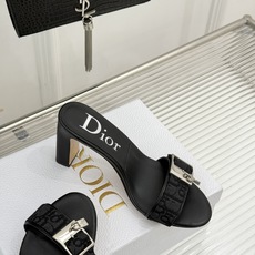 Dior/迪奥26WF新品一字带 字母织带金属扣粗跟凉鞋拖鞋 字母织带搭金属扣饰 一字带版型超显瘦 粗跟稳当又显高 拖鞋 Dior/迪奥26WF新品一字带 字母织带金属扣粗跟凉鞋拖鞋 字母织带搭金属扣饰 一字带版型超显瘦 粗跟稳当又显高 拖鞋