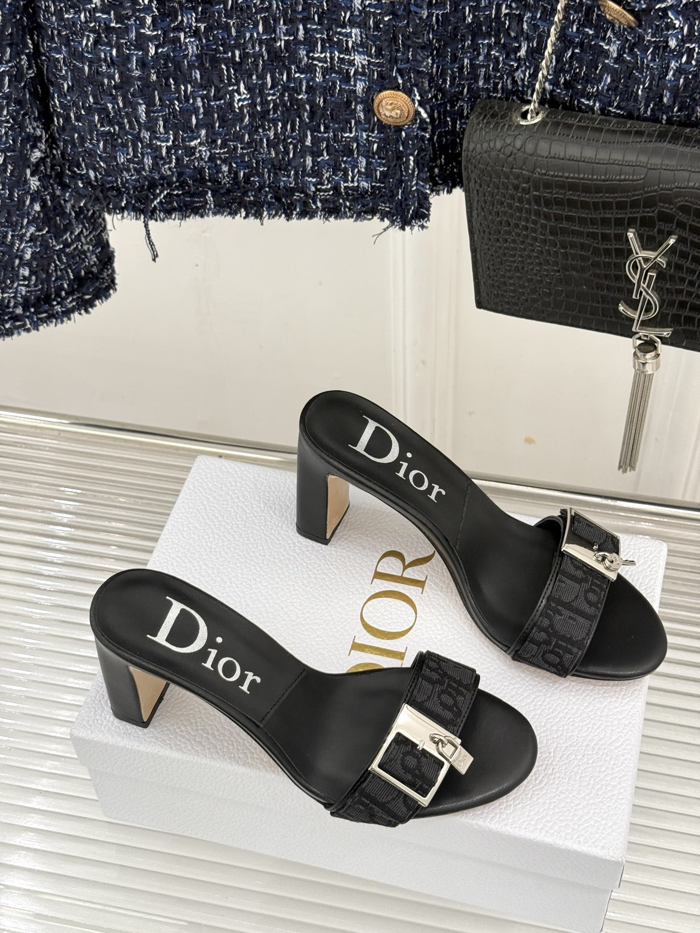Dior/迪奥26WF新品一字带 字母织带金属扣粗跟凉鞋拖鞋 字母织带搭金属扣饰 一字带版型超显瘦 粗跟稳当又显高 拖鞋 Dior/迪奥26WF新品一字带 字母织带金属扣粗跟凉鞋拖鞋 字母织带搭金属扣饰 一字带版型超显瘦 粗跟稳当又显高 拖鞋