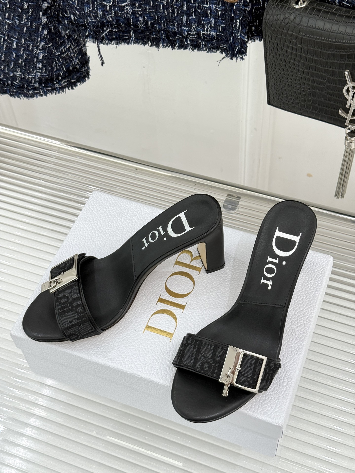 Dior/迪奥26WF新品一字带 字母织带金属扣粗跟凉鞋拖鞋 字母织带搭金属扣饰 一字带版型超显瘦 粗跟稳当又显高 拖鞋 Dior/迪奥26WF新品一字带 字母织带金属扣粗跟凉鞋拖鞋 字母织带搭金属扣饰 一字带版型超显瘦 粗跟稳当又显高 拖鞋