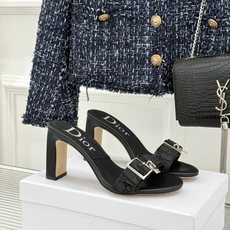 Dior/迪奥26WF新品一字带 字母织带金属扣粗跟凉鞋拖鞋 字母织带搭金属扣饰 一字带版型超显瘦 粗跟稳当又显高 拖鞋 Dior/迪奥26WF新品一字带 字母织带金属扣粗跟凉鞋拖鞋 字母织带搭金属扣饰 一字带版型超显瘦 粗跟稳当又显高 拖鞋