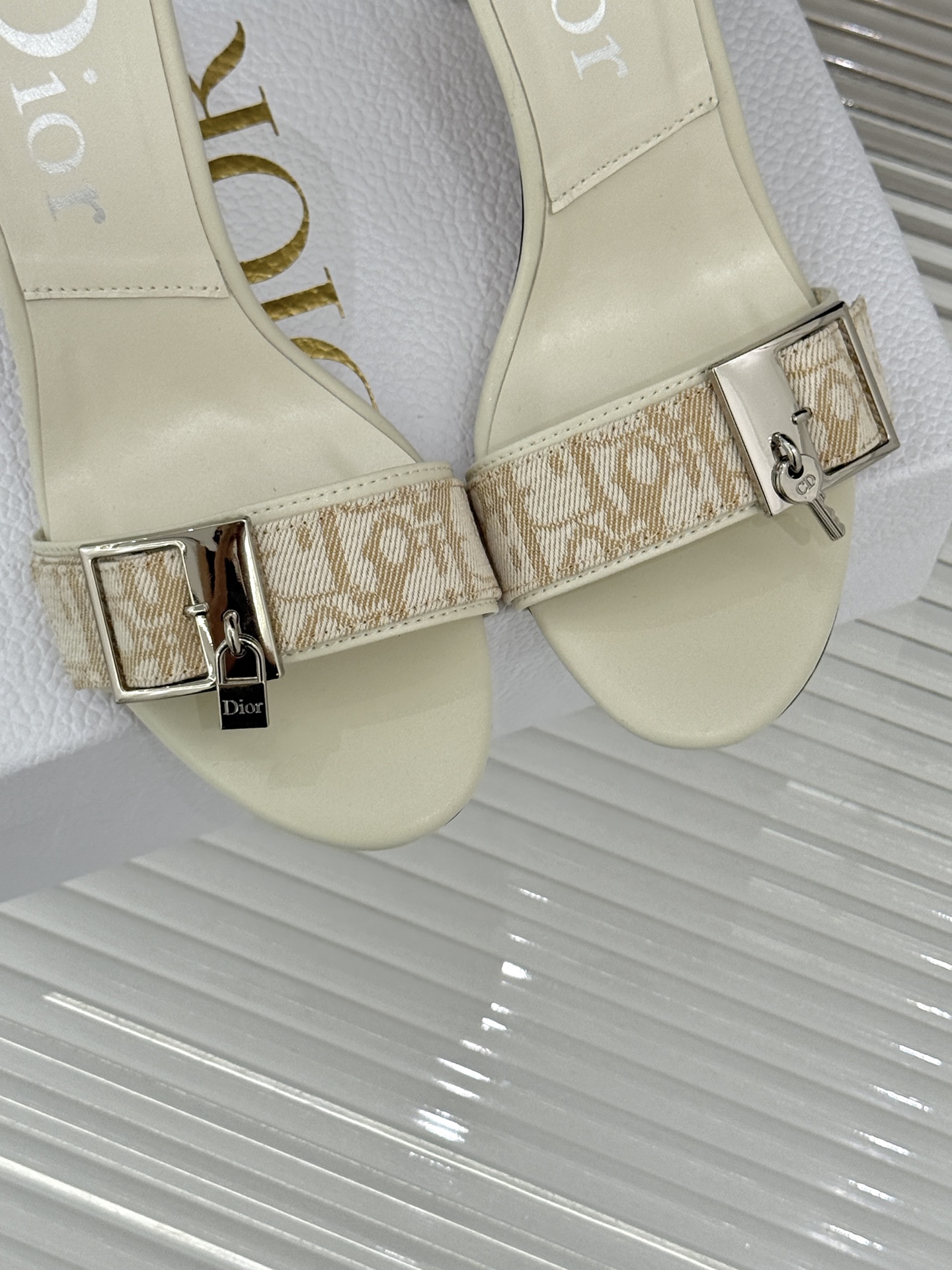 Dior/迪奥26WF新品一字带 字母织带金属扣粗跟凉鞋拖鞋 字母织带搭金属扣饰 一字带版型超显瘦 粗跟稳当又显高 拖鞋