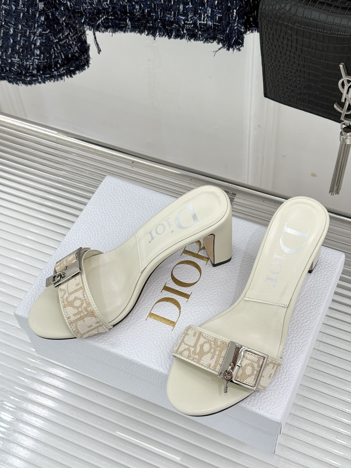 Dior/迪奥26WF新品一字带 字母织带金属扣粗跟凉鞋拖鞋 字母织带搭金属扣饰 一字带版型超显瘦 粗跟稳当又显高 拖鞋